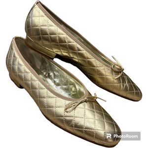 Unworn metallic gold quilted leather ballet flats 9 Saks Fifth Avenue Italy